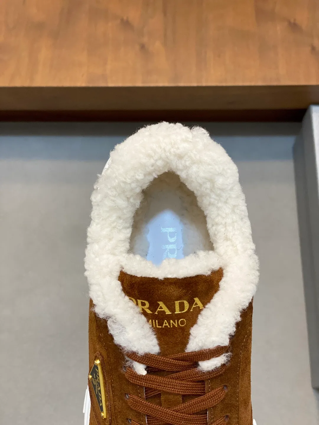 💰780 Prada/Prada Autumn and winter men's leather lace-up sneakers. Top-quality goods produced in Dongguan. Imported Nappa cowhide leather upper with raised layered design. Light and breathable, soft and comfortable. Genuine calfskin leather edging has a distinctive sporty style. The leather tongue is equipped with the classic PRADA letter red rubber label badge to fully display the brand style. The transparent air-cushion midsole is equipped with a lightweight tread rubber outsole. It is light and increased by about 4CM. The inner lining is Excellent foot feel. Comes with original packaging. 38-44 (customized at 45). Size: 39-40-41-42-43-44. Standard leather shoe size.